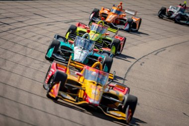 Stouffville, Kanada 'dan DALTON KELLETT (4), Newton IA' daki Iowa Speedway 250 'de HY-VEEDEALS.com sırasında dönüşler boyunca yarışır..