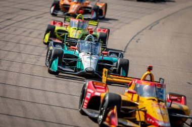 Stouffville, Kanada 'dan DALTON KELLETT (4), Newton IA' daki Iowa Speedway 250 'de HY-VEEDEALS.com sırasında dönüşler boyunca yarışır..