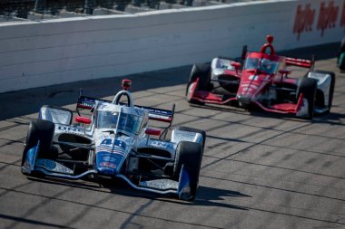 El Cajon, Kaliforniya 'dan JIMMIE JOHNSON (48), Newton IA' daki Iowa Speedway 250 'de HY-VEEDEALS.COM sırasında virajlarda yarışır..