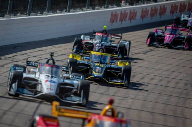 Valencia, Kaliforniya 'dan COLTON HERTA (26) Newton IA' daki Iowa Speedway 250 HY-VEEDEALS.COM sırasında virajlarda yarışır..