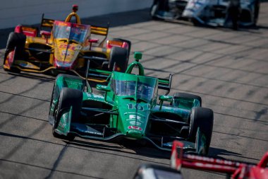 Barcelona, İspanya 'dan ALEX PALOU (10), Newton IA' daki Iowa Speedway 'de HY-VEEDEALS.COM 250 sırasında virajlarda yarışıyor..