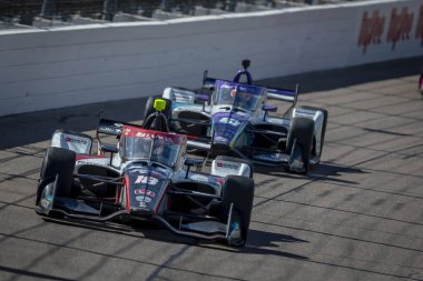 Şikago, Illinois 'den DAVID MALUKAS (18) (R) Newton IA' daki Iowa Speedway 250 'de HY-VEEDEALS.COM sırasında dönüşlerden geçer..