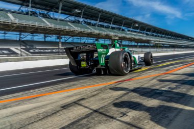Cambridge, İngiltere 'den CALLUM LLOTT (77) (R) Indianapolis' teki Indianapolis Motor Yarış Pisti 'nde Gallagher Grand Prix antrenmanı sırasında tuğla avlusundan aşağı iner..