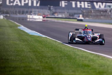 DAVID MALUKAS (18) (R) (Şikago, Illinois) Indianapolis 'teki Gallagher Grand Prix için yapılan antrenman sırasında virajlardan geçer..