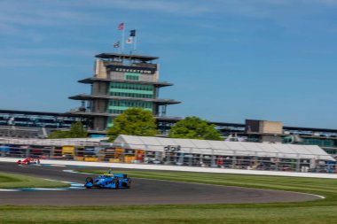 El Cajon, Kaliforniya 'dan JIMMIE JOHNSON (48) Indianapolis' teki Indianapolis Motor Yarış Pisti 'nde Gallagher Grand Prix antrenmanı sırasında virajlardan geçer..