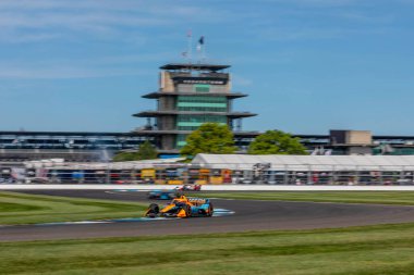 FELIX ROSENQVIST (7), İsveç Indianapolis 'teki Gallagher Grand Prix' si için Indianapolis Motor Yarış Pisti 'nde yapılan tatbikat sırasında dönüşlerden geçer..