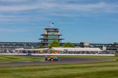 FELIX ROSENQVIST (7), İsveç Indianapolis 'teki Gallagher Grand Prix' si için Indianapolis Motor Yarış Pisti 'nde yapılan tatbikat sırasında dönüşlerden geçer..