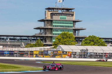 Sao Paulo 'dan HELIO CASTRONEVES (06), Brezilya Indianapolis' teki Indianapolis Motor Yarış Pisti 'nde Gallagher Grand Prix antrenmanı sırasında virajlardan geçer..