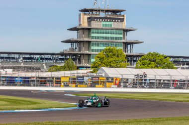 CALLUM LLOTT (77) (R) (Cambridge, İngiltere) Indianapolis 'teki Gallagher Grand Prix için yapılan bir antrenman sırasında dönüşlerden geçer..
