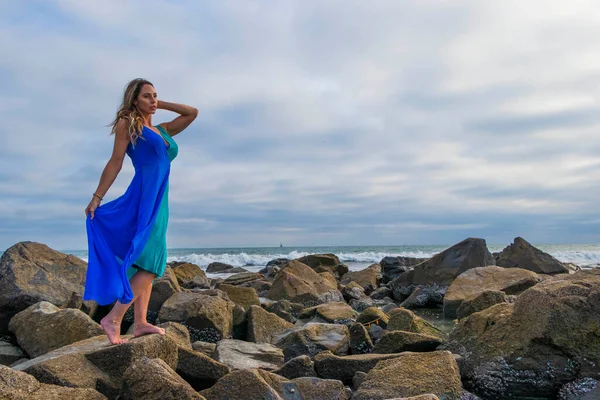 Una Bella Bruna Modello Ispanico Posa All Aperto Una Spiaggia — Foto Stock