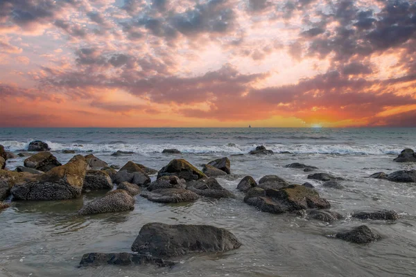 Gorgeous Sunset Body Water Rocks Foreground —  Fotos de Stock