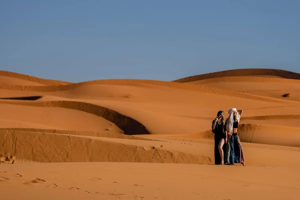 Belo Modelo Coloca Contra Dunas Areia Grande Deserto Saara Marrocos — Fotografia de Stock