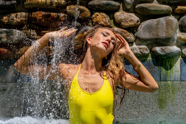 Gorgeous Blonde Bikini Model Enjoys Day Home Her Swimming Pool — Zdjęcie stockowe