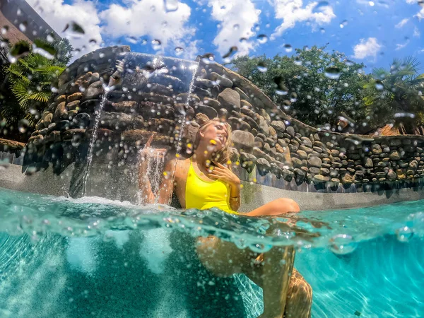 Gorgeous Blonde Bikini Model Enjoys Day Swimming Her Pool Home — Zdjęcie stockowe