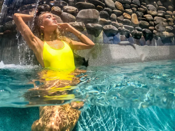 Gorgeous Blonde Bikini Model Enjoys Day Swimming Her Pool Home — Zdjęcie stockowe