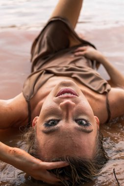 Muhteşem sarışın bir model gölde güzel bir gün geçiriyor.