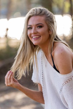 Muhteşem sarışın bir bikini modeli göl kenarında poz verirken yaz havasının tadını çıkarıyor..