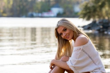 Muhteşem sarışın bir bikini modeli göl kenarında poz verirken yaz havasının tadını çıkarıyor..