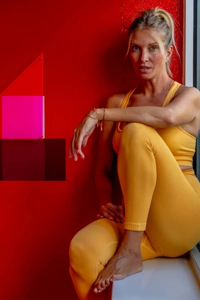 Gorgeous Blonde Model Enjoys Day Home Red Wall Heading Work — Stock Fotó