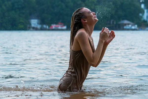 Een Prachtig Blond Model Geniet Van Een Dag Aan Het — Stockfoto