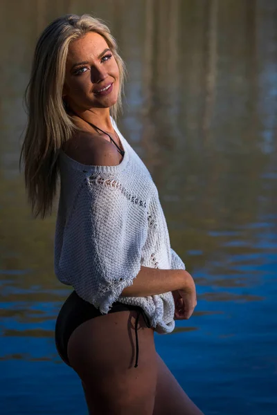 Egy Gyönyörű Szőke Bikini Modell Pózol Szabadban Közel Tóhoz Miközben — Stock Fotó