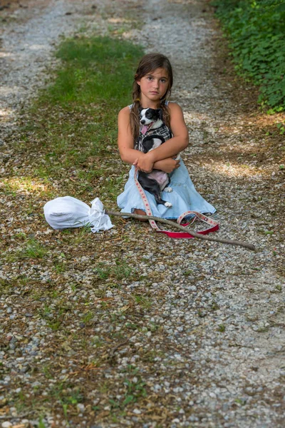 Uma Criança Desabrigada Faminta Abandonada Fugitiva Procura Comida Abrigo Com — Fotografia de Stock
