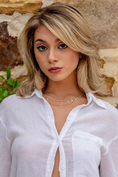 Ein Hinreißendes Blondes Model Posiert Freien Und Genießt Das Frühlingswetter — Stockfoto