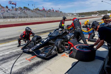 KYLE KIRKWOOD (14) (R) (Jüpiter, Florida), Monterey 'in Firestone Grand Prix' si sırasında arabasını Monterey 'deki WeatherTech Raceway Laguna Seca' da hizmete soktu..