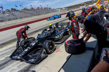 KYLE KIRKWOOD (14) (R) (Jüpiter, Florida), Monterey 'in Firestone Grand Prix' si sırasında arabasını Monterey 'deki WeatherTech Raceway Laguna Seca' da hizmete soktu..