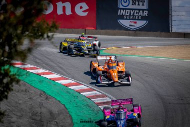 Hollanda 'nın Hoofddorp kentinden RINUS (21) Monterey' deki WeatherTech Raceway Laguna Seca 'da düzenlenen Firestone Grand Prix sırasında dönüşlerde yarışır..