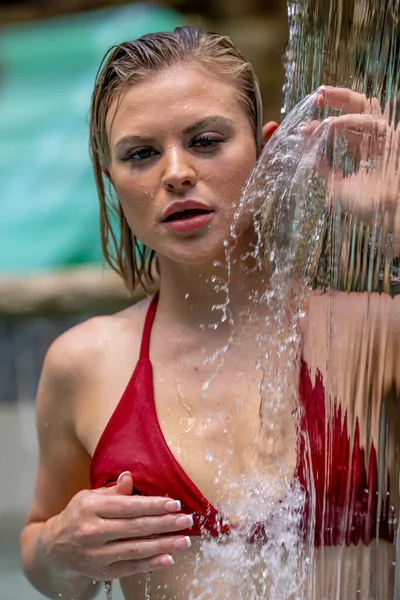 Gorgeous Blonde Bikini Model Enjoys Day Home Her Swimming Pool — Foto de Stock