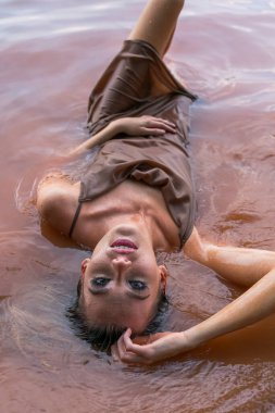 Muhteşem sarışın bir model gölde güzel bir gün geçiriyor.