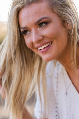 Muhteşem sarışın bir bikini modeli göl kenarında poz verirken yaz havasının tadını çıkarıyor..