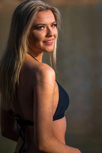Magnifique Modèle Bikini Blond Pose Extérieur Près Lac Tout Profitant — Photo