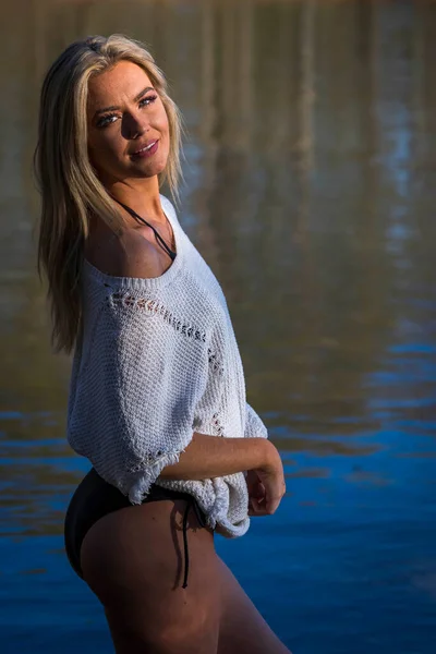 Ein Hinreißendes Blondes Bikini Model Posiert Freien Der Nähe Eines — Stockfoto