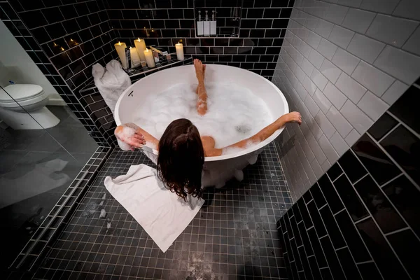 욕조에서 목욕을 하면서 모델의 — 스톡 사진