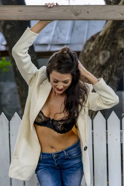 Gorgeous Brunette Model Poses Outdoors While Enjoying Summer Weather — Stock Photo, Image