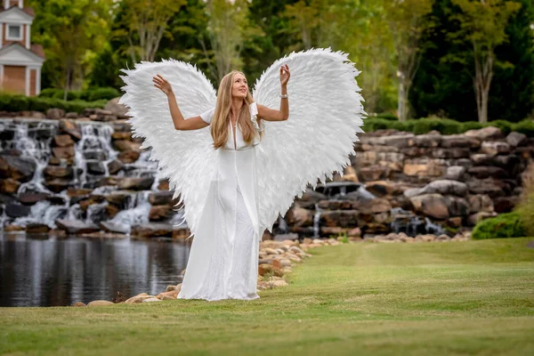 Gorgeous Blonde Model Poses Outdoors While While Wearing Set White — Stock Photo, Image