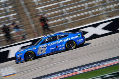 Brad Keselowski Fort Worth, TX, ABD 'de Oto Tüccarı EchoPark Otomotiv 500 için pratik yapıyor..