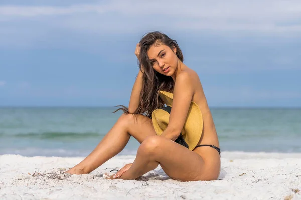 Vacker Bikini Modell Med Blandad Ras Njuter Vädret Utomhus Stranden — Stockfoto