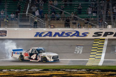 John Hunter Nemechek Kansas City, KC, ABD 'de Kansas Loto 200' ü kazandı..