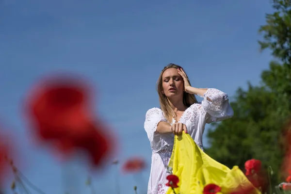 Young Blonde Ukrainian Woman Stands Field Red Poppy Flowers Holding — Stock fotografie