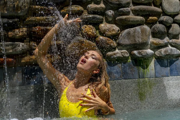 Gorgeous Blonde Bikini Model Enjoys Day Home Her Swimming Pool — Zdjęcie stockowe