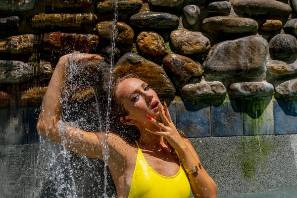 Gorgeous Blonde Bikini Model Enjoys Day Home Her Swimming Pool — Stockfoto