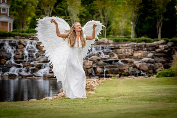 Gorgeous Blonde Model Poses Outdoors While While Wearing Set White — Stock Photo, Image