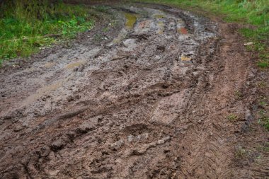 Çamurlu toprak yol kapanıyor.