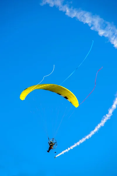Motorizado asa-delta no céu azul . — Fotografia de Stock