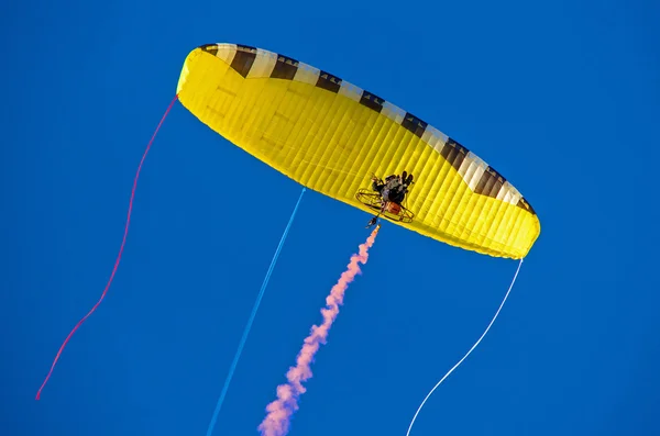 Motorizado asa-delta no céu azul . — Fotografia de Stock