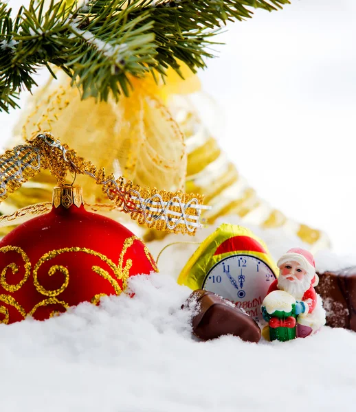 雪とクリスマス装飾クリスマス組成. — Stockfoto