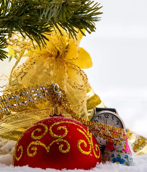 Composição de Natal com neve e decoração de Natal . — Fotografia de Stock